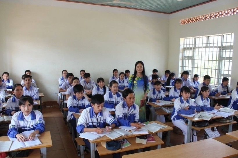 Cô giáo Nguyễn Thị Bích Hạnh cùng học trò (ảnh nhân vật cung cấp)