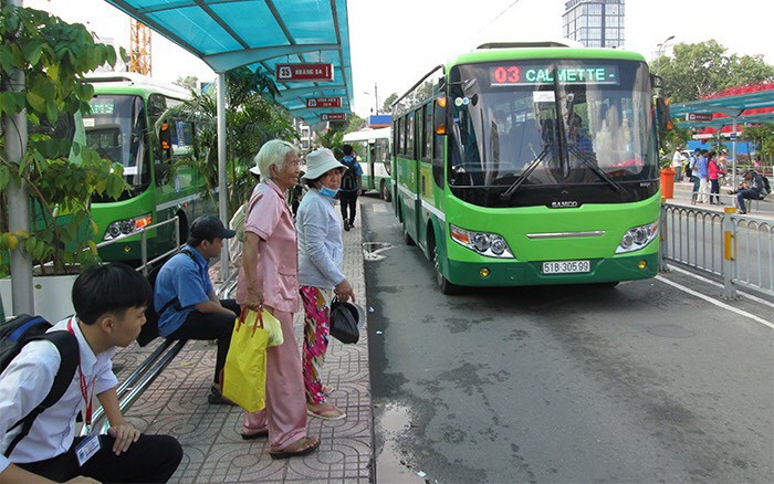Xe buýt đón khách tại trạm

