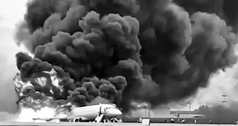Máy bay SSJ - 100 bốc cháy trên đường băng sân bay Sheremetyevo ở Moscow.