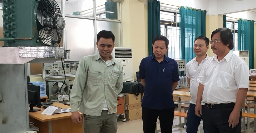 Tổng cục trưởng Tổng cục Giáo dục nghề nghiệp Nguyễn Hồng Minh đến thăm và động viên thí sinh.