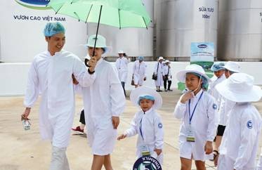 Cả 4 thành viên gia đình diễn viên Mạnh Trường và các khách mời sữa học đường nhí hào hứng “check-in” siêu nhà máy sữa Vinamilk tại Bình Dương.