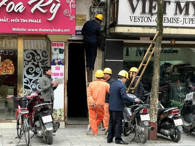 Nhân viên EVN Hà Nội đang chốt chỉ số côngtơ của khách hàng. (Ảnh: Đức Duy/Vietnam+).