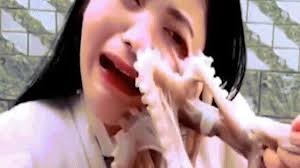 Cố ăn thịt bạch tuộc sống, Vlogger nổi tiếng nhận hậu quả đau đớn