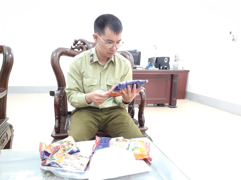 Cục Quản lý Thị trường tỉnh Điện Biên kiểm tra mẫu một số loại bột canh