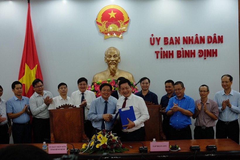  UBND tỉnh Bình Định trao quyết định chấp thuận chủ trương đầu tư Tổ hợp Giáo dục - Trí tuệ nhân tạo quy mô lớn của FPT tại TP Quy Nhơn