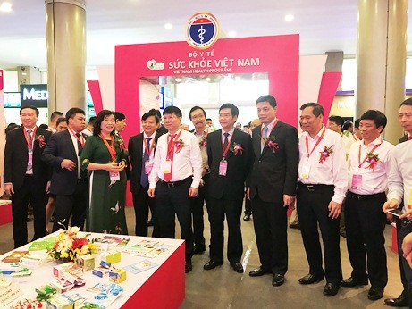 TS.Trương Quốc Cường, Thứ trưởng Bộ Y tế và các đại biểu tham quan Triển lãm