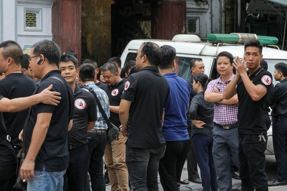 Logo "Đã uống rượu bia - Không lái xe" trên tay và ngực áo người đi viếng tang chị Đinh Thị Hải Yến, nạn nhân vụ tai nạn tại hầm chui Kim Liên - Ảnh: Việt Dũng
