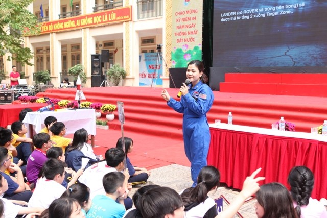 Cô giáo Phạm Thị Bảo Đức dẫn dắt HS tham gia vào phần thi