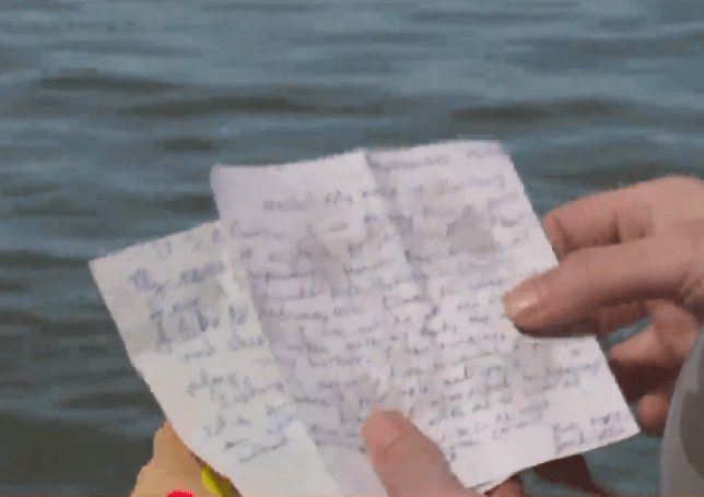 Đi bộ ven hồ, vô tình nhặt được lá thư viết một ngày trước thảm kịch 11.9 ở Mỹ