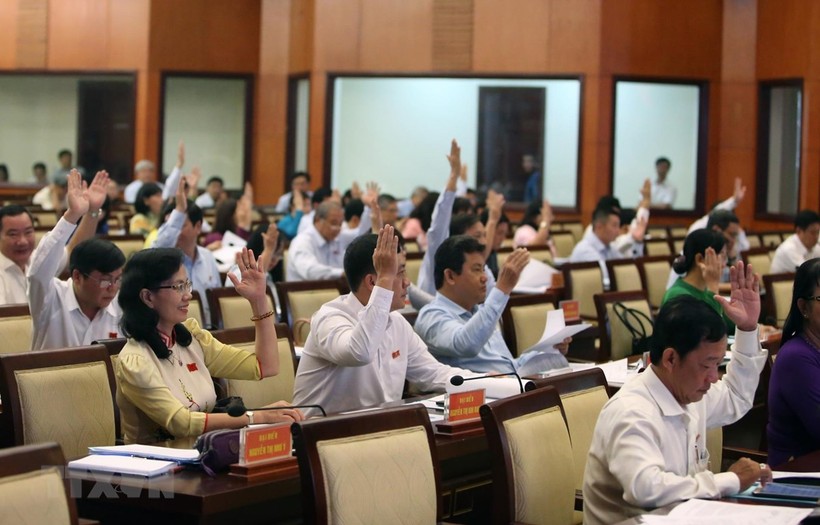 Các đại biểu biểu quyết thông qua các vấn đề thảo luận trong kỳ họp. (Ảnh: Thành Chung/TTXVN).