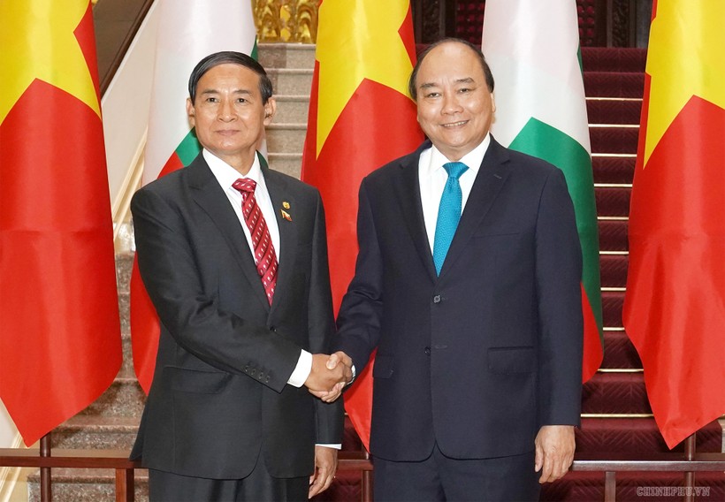 Thủ tướng Nguyễn Xuân Phúc và Tổng thống Myanmar Win Myint. Ảnh VGP/Quang Hiếu.