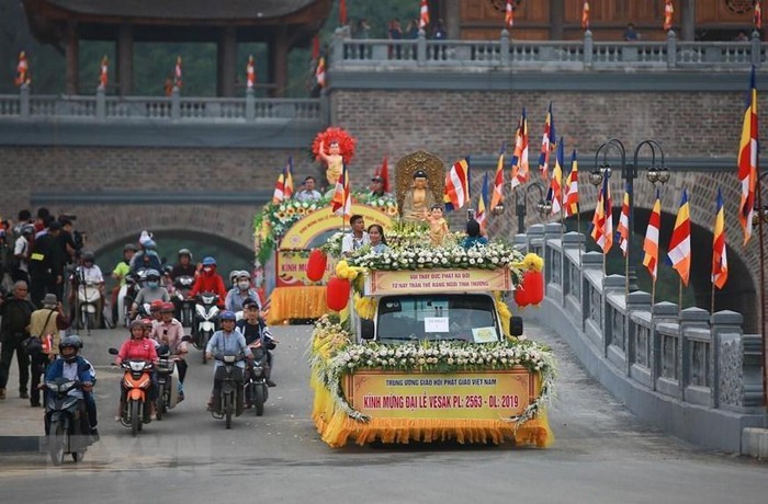 Hình ảnh diễu hành xe hoa từ thành phố Phủ Lý về chùa Tam Chúc