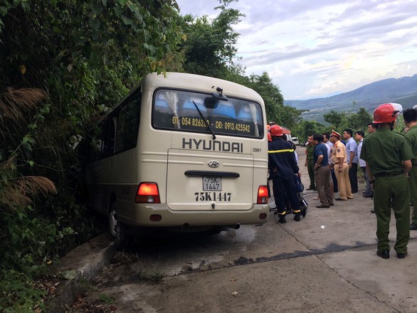 Xe khách đâm vào vách núi, 14 người Singapore bị thương