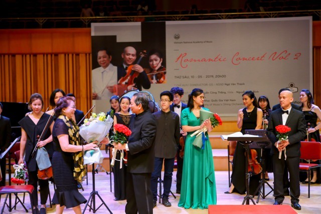 Nhà giáo ưu tú Bích Vượng tặng hoa nhạc trưởng - TS.GS, NGND Ngô Văn Thành