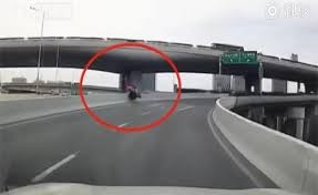 Video: Mất lái, ôtô tông vào lan can rồi lao xuống từ cầu vượt