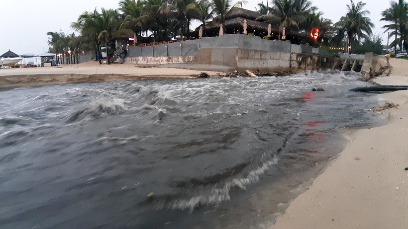 Cống xử lý thoát nước khu vực ven biển ở quận Ngũ Hành Sơn thường đen ngòm sau những trận mưa lớn