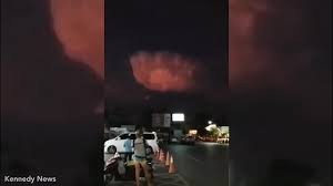 Vật thể lạ bí ẩn bay giữa đám mây sấm sét đỏ rực ở Thái Lan