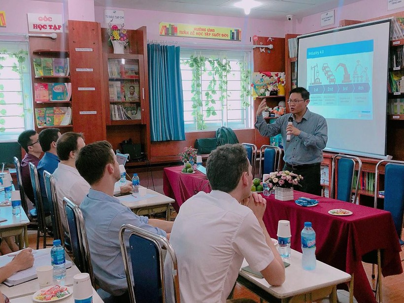 Ông Melvyn Lim trao đổi chuyên môn với các GV Việt Nam và GV nước ngoài Trường Tiểu học – THCS - THPT Newton. Ảnh: Website Trường Tiểu học – THCS – THPT Newton