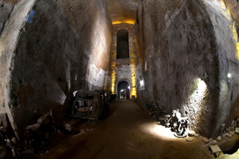 Một phần của Đường hầm Bourbon dưới thành phố Napoli của Italia