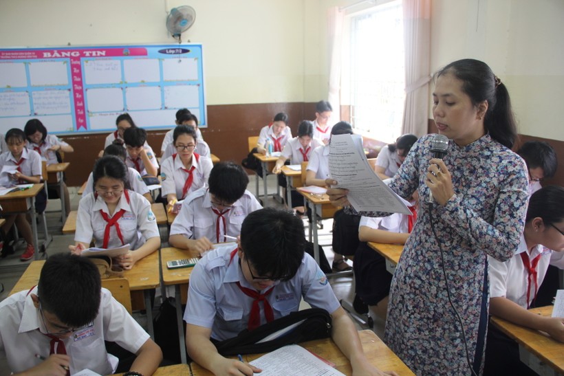Cô và trò lớp 9/2 Trường THCS Hoàng Văn Thụ (quận 10) trong giờ ôn tập môn Tiếng Anh. Ảnh: Phan Nga