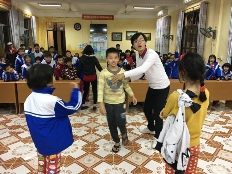 Thầy Trần Thanh Tùng và các hoạt động ngoại khóa với học sinh khuyết tật. Ảnh: NVCC
