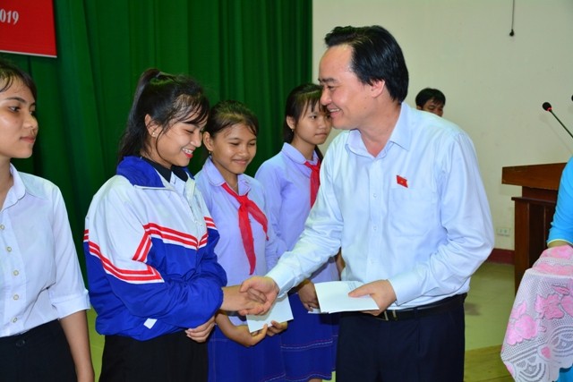 Bộ trưởng Phùng Xuân Nhạ trao học bổng cho học sinh Trường PT Dân tộc nội trú THCS, THPT An Lão