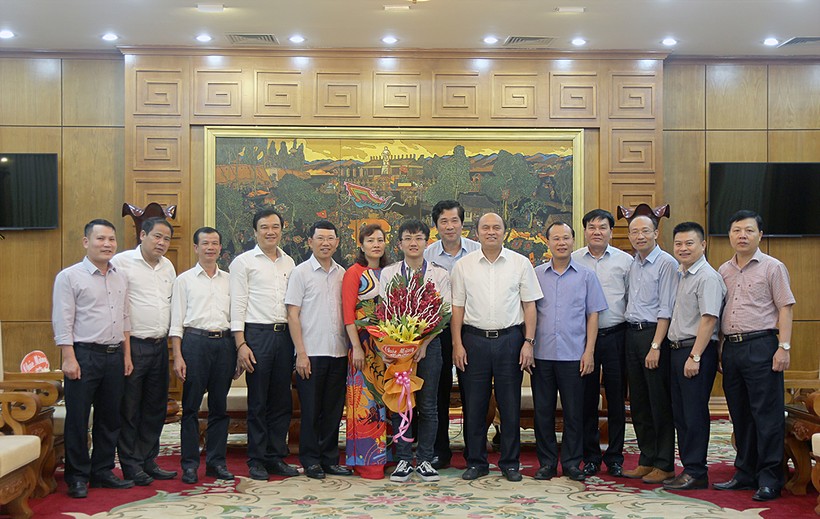 Các đại biểu chúc mừng những thành tích mà Trịnh Duy Hiếu đã đạt được.