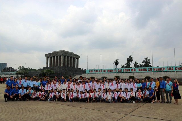 54 thiếu nhi và 27 giáo viên Tổng phụ trách Đội tiêu biểu tỉnh Thanh Hóa thăm Lăng Chủ tịch Hồ Chí Minh.