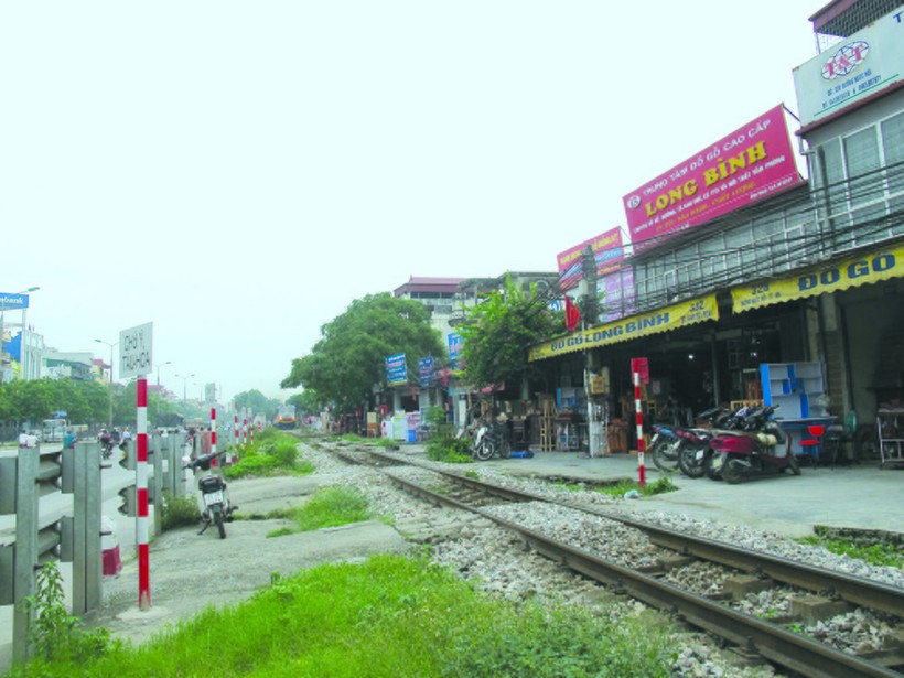 UBND huyện Thanh Trì chủ trương bỏ vốn làm đường gom, xóa hàng chục lối đi tự mở qua đường sắt tại thị trấn Văn Điển