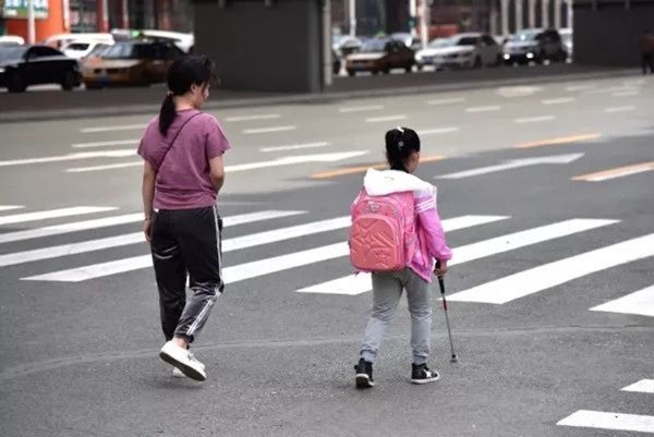 Sự thật rơi nước mắt về người mẹ để con gái mù tự đến trường suốt 5 năm 