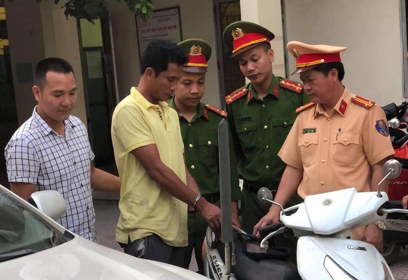 Tên cướp dí súng vào đầu phụ nữ cướp xe máy ở Hà Nội