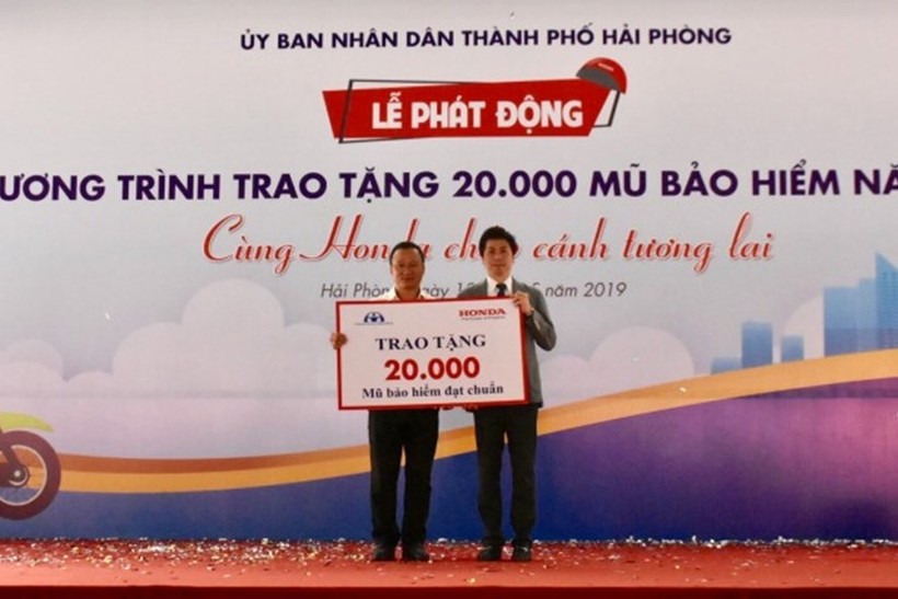 Đại diện Honda Việt Nam trao tượng trưng 20.000 mũ bảo hiểm đạt chuẩn cho Ủy ban ATGT Quốc gia.