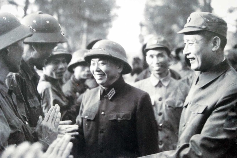 Đại tướng Võ Nguyên Giáp thăm và ân cần động viên cán bộ, chiến sĩ cơ quan Bộ Tư lệnh 559, tháng 3/1973. Ảnh: Bảo tàng Đường Hồ Chí Minh
