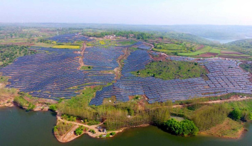 Năng lượng tái tạo như những cánh đồng pin Mặt trời đang được đầu tư mạnh ở nhiều nơi