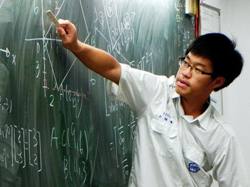 Howton Hsu, học sinh lớp 11, Trường Liên kết tại Đài Bắc, Đài Loan, Trung Quốc đang phân tích bài trong giờ học lượng giác. Điểm thi Toán của học sinh Đài Loan đạt thứ hạng cao trong số các quốc gia, vùng lãnh thổ có nền toán học tốt nhất thế giới. Ảnh: N