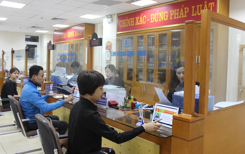 Người dân đến làm việc tại bộ phận một cửa quận Hoàn Kiếm, TP Hà Nội (ảnh minh họa)