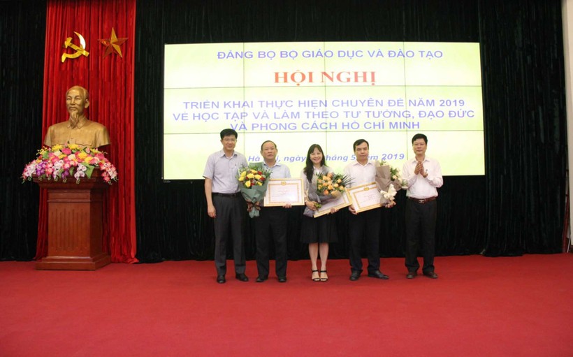 3 đảng viên vinh dự được nhận Bằng khen của Đảng ủy Khối các cơ quan Trung ương