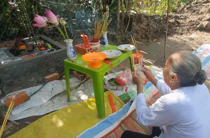 Kiên Giang: Người dân lập bàn thờ, khấn vái bông hoa lạ mọc ở bờ rào