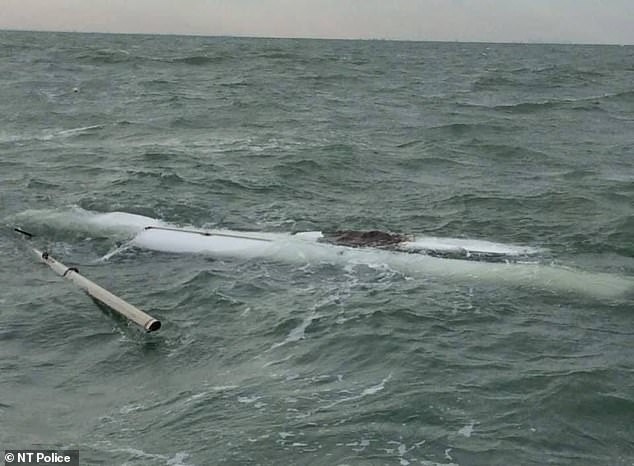 Hai cha con bấu víu mảnh thuyền vỡ suốt đêm trong vùng biển đầy cá mập, cá sấu