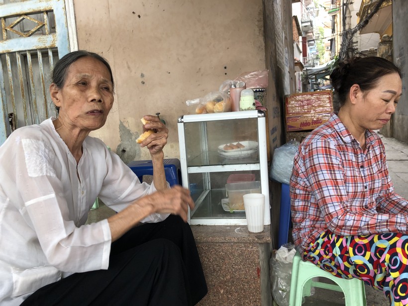 Cụ Đặng Thị Ân 82 tuổi, sống bên sông Tô Lịch cho biết, dòng sông đã bớt mùi hôi thối. Ảnh: TG.