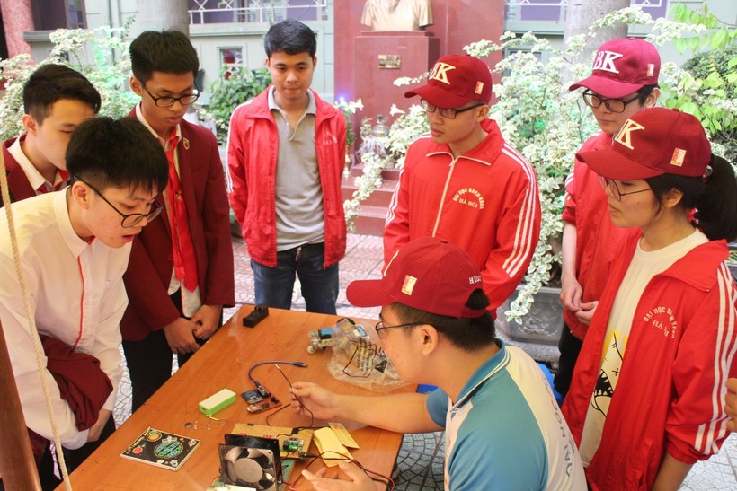 SV Trường ĐH Bách khoa Hà Nội mang sản phẩm sáng tạo khoa học kỹ thuật đến trường phổ thông để truyền cảm hứng cho HS