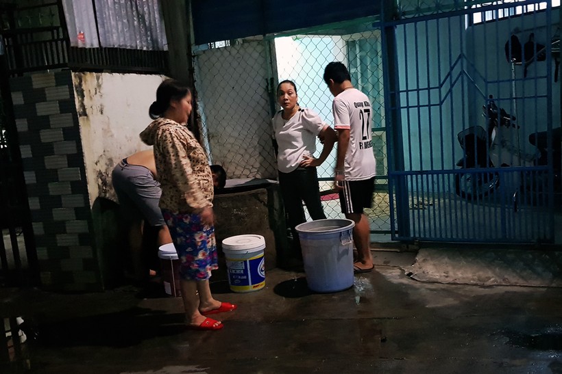 Người dân khu vực Hà Huy Tập (Q. Thanh Khê) xếp hàng xách nước giếng về dùng