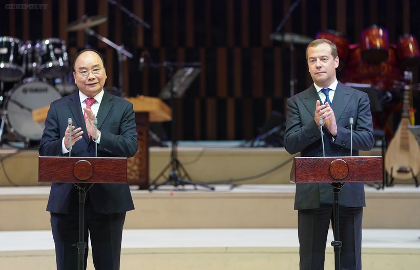 Thủ tướng Nguyễn Xuân Phúc và Thủ tướng Nga D.A. Medvedev dự lễ khai mạc Năm chéo Việt-Nga. Ảnh: VGP/Quang Hiếu.
