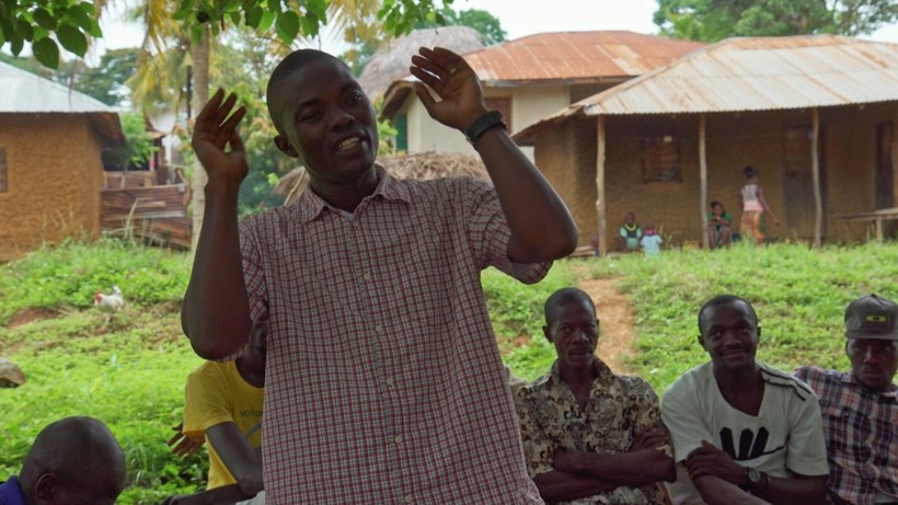 Các học viên đang nghe thầy giáo giảng tại lớp học dành cho những người chồng ở Sierra Leone