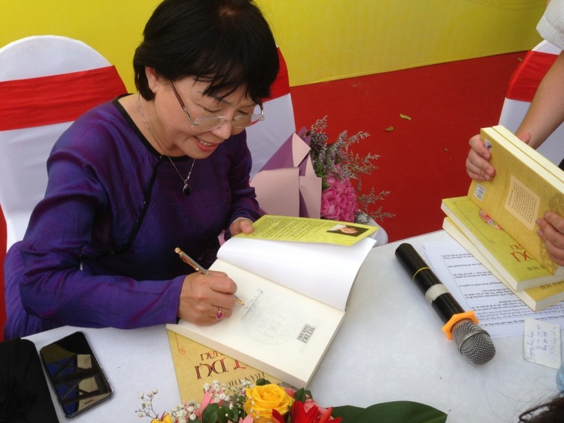 Nhà văn Trần Thùy Mai tặng chữ ký cho độc giả.