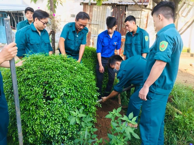 Thanh niên, lực lượng dân quân trồng cây nhân kỷ niệm 129 năm ngày sinh Bác Hồ.