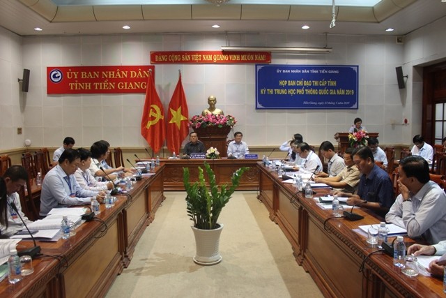 Ông Lê Văn Nghĩa, Phó Chủ tịch UBND tỉnh và ông Nguyễn Hồng Oanh, Giám đốc Sở Giáo dục và Đào tạo chủ trì cuộc họp.