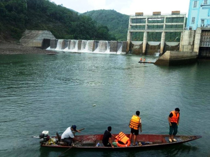 Thủy điện xả nước, 1 người bị lật thuyền tử vong ở Nghệ An