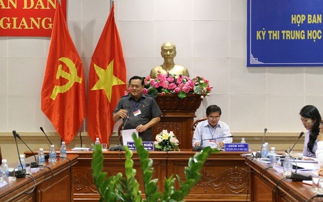 Ông Lê Văn Nghĩa - Phó Chủ tịch UBND tỉnh Tiền Giang, Trưởng ban Chỉ đạo thi phát biểu tại cuộc họp
