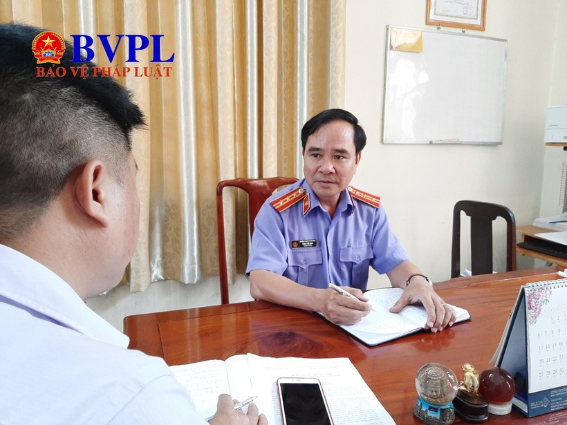 Kiểm sát viên Trịnh Thế Minh trao đổi với PV báo Bảo vệ pháp luật. (Ảnh Nguyễn Lánh)
